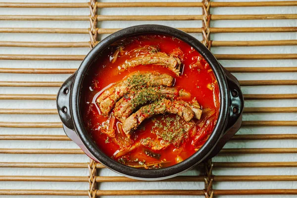 deunggalbi kimchi jjigae, Kore pirzolası ve kimchi yahnisi.