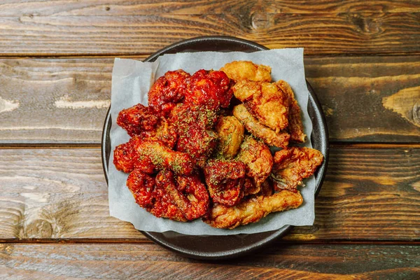 Yangnyeom tavuğu, Kore Baharatlı Kızarmış Tavuğu: Bu yemek parça parça kesilmiş, kızartılmış ve soya sosu, gochujang veya diğer soslarla karıştırılmış. Hafif ama baharatlı bir tadı var. Bu da onu alkollü ya da alkolsüz atıştırmak için ideal kılıyor.