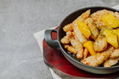 Çin yemeği, siyah kasede tatlı ve ekşi domuz eti.