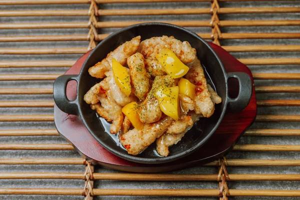 中華料理黒鉢の甘酸っぱい豚料理 — ストック写真