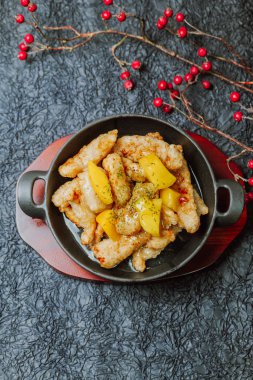 Çin yemeği, siyah kasede tatlı ve ekşi domuz eti.