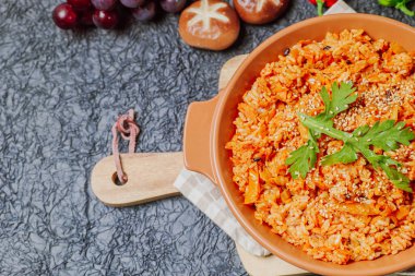 Kimchibokkeumbap, Kore kimchi kızarmış pilav ince doğranmış kimchi ile kızartılmış pirinç. Biftek, domuz eti, soğan, yeşil soğan ve diğer sebzeler zevkine göre eklenebilir.