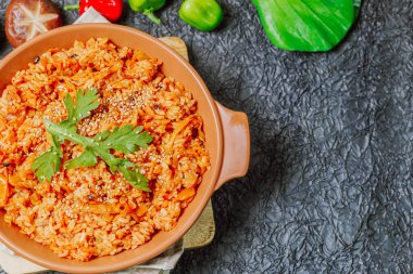 Kimchibokkeumbap, Kore kimchi kızarmış pilav ince doğranmış kimchi ile kızartılmış pirinç. Biftek, domuz eti, soğan, yeşil soğan ve diğer sebzeler zevkine göre eklenebilir.