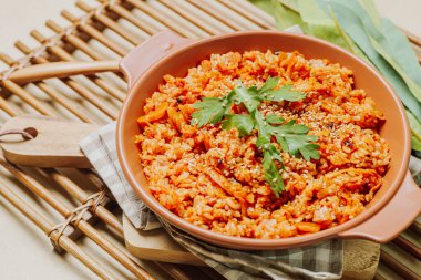 Kimchibokkeumbap, Kore kimchi kızarmış pilav ince doğranmış kimchi ile kızartılmış pirinç. Biftek, domuz eti, soğan, yeşil soğan ve diğer sebzeler zevkine göre eklenebilir.