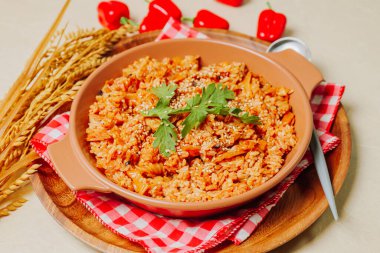 Kimchibokkeumbap, Kore kimchi kızarmış pilav ince doğranmış kimchi ile kızartılmış pirinç. Biftek, domuz eti, soğan, yeşil soğan ve diğer sebzeler zevkine göre eklenebilir.