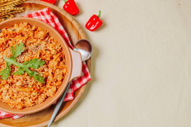 Kimchibokkeumbap, Kore kimchi kızarmış pilav ince doğranmış kimchi ile kızartılmış pirinç. Biftek, domuz eti, soğan, yeşil soğan ve diğer sebzeler zevkine göre eklenebilir.