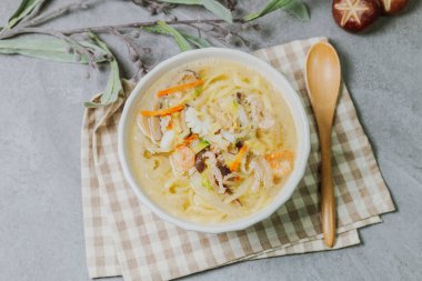 Kore usulü baharatlı beyaz şehriye çorbası ve deniz ürünleri jjamppong 'u.