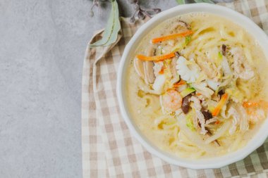 Kore usulü baharatlı beyaz şehriye çorbası ve deniz ürünleri jjamppong 'u.