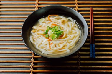 Kalguksu, Kore usulü şehriye çorbası: hamur hamuru rulosuyla yapılan ve ince erişte dilimleyip ançüez sosunda pişirilen taze bıçaklı erişte. Kabak, patates ve deniz ürünleri ilave edilebilir..