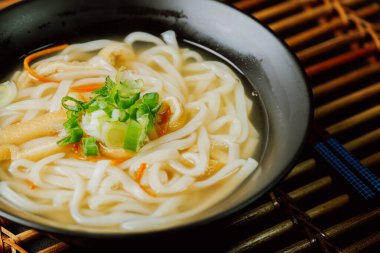 Kalguksu, Kore usulü şehriye çorbası: hamur hamuru rulosuyla yapılan ve ince erişte dilimleyip ançüez sosunda pişirilen taze bıçaklı erişte. Kabak, patates ve deniz ürünleri ilave edilebilir..