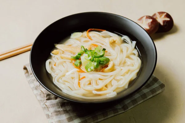 カルグクス Kalguksu 韓国風の麺スープ 小麦粉の生地を転がし 細麺にスライスしてアンチョビソースで調理した新鮮なナイフカット麺 ズッキーニ ジャガイモ 魚介類が追加されることがあります — ストック写真