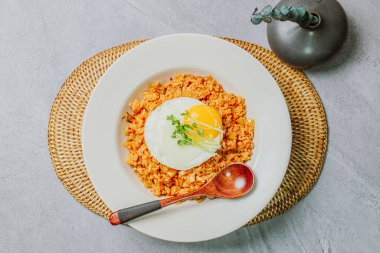 Kimchibokkeumbap, Kore kimchi kızarmış pilav ince doğranmış kimchi ile kızartılmış pirinç. Biftek, domuz eti, soğan, yeşil soğan ve diğer sebzeler zevkine göre eklenebilir.