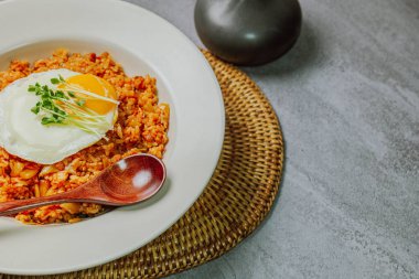 Kimchibokkeumbap, Kore kimchi kızarmış pilav ince doğranmış kimchi ile kızartılmış pirinç. Biftek, domuz eti, soğan, yeşil soğan ve diğer sebzeler zevkine göre eklenebilir.