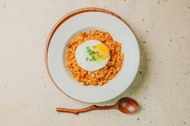 Kimchibokkeumbap, Kore kimchi kızarmış pilav ince doğranmış kimchi ile kızartılmış pirinç. Biftek, domuz eti, soğan, yeşil soğan ve diğer sebzeler zevkine göre eklenebilir.