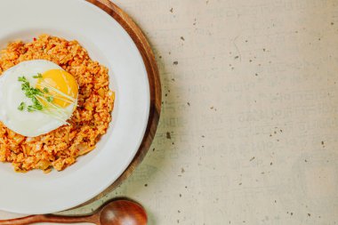 Kimchibokkeumbap, Kore kimchi kızarmış pilav ince doğranmış kimchi ile kızartılmış pirinç. Biftek, domuz eti, soğan, yeşil soğan ve diğer sebzeler zevkine göre eklenebilir.