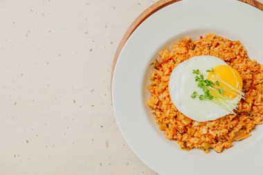 Kimchibokkeumbap, Kore kimchi kızarmış pilav ince doğranmış kimchi ile kızartılmış pirinç. Biftek, domuz eti, soğan, yeşil soğan ve diğer sebzeler zevkine göre eklenebilir.