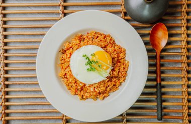 Kimchibokkeumbap, Kore kimchi kızarmış pilav ince doğranmış kimchi ile kızartılmış pirinç. Biftek, domuz eti, soğan, yeşil soğan ve diğer sebzeler zevkine göre eklenebilir.