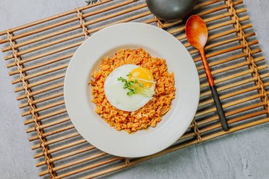 Kimchibokkeumbap, Kore kimchi kızarmış pilav ince doğranmış kimchi ile kızartılmış pirinç. Biftek, domuz eti, soğan, yeşil soğan ve diğer sebzeler zevkine göre eklenebilir.