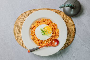 Kimchibokkeumbap, Kore kimchi kızarmış pilav ince doğranmış kimchi ile kızartılmış pirinç. Biftek, domuz eti, soğan, yeşil soğan ve diğer sebzeler zevkine göre eklenebilir.