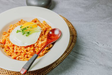 Kimchibokkeumbap, Kore kimchi kızarmış pilav ince doğranmış kimchi ile kızartılmış pirinç. Biftek, domuz eti, soğan, yeşil soğan ve diğer sebzeler zevkine göre eklenebilir.
