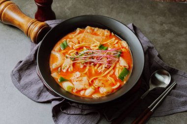 eolkeunkalguksu, Kore Baharatlı Erişte Çorbası: Gochujang (kırmızı biber ezmesi) ve kırmızı biber tozu ile baharatlı sıcak ançüez çorbası ile yapılan baharatlı şehriye çorbası.