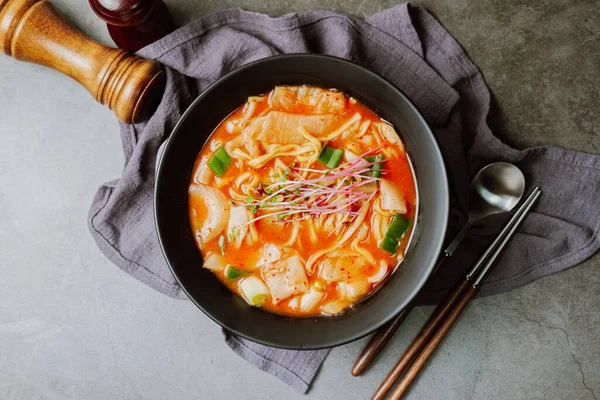 Eolkeunkalguksu Korean Spicy Noodle Soup Piatto Speziato Base Tagliatelle Tagliate — Foto Stock