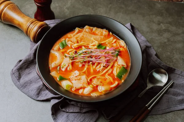 eolkeunkalguksu, Kore Baharatlı Erişte Çorbası: Gochujang (kırmızı biber ezmesi) ve kırmızı biber tozu ile baharatlı sıcak ançüez çorbası ile yapılan baharatlı şehriye çorbası.