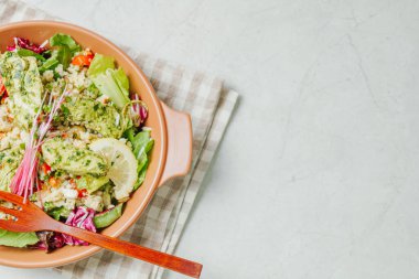 Taze ve lezzetli tavuk göğsü arpa salatası.