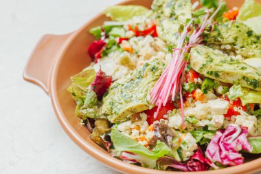 Taze ve lezzetli tavuk göğsü arpa salatası.