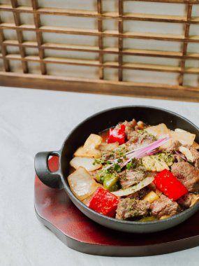 Izgara biftek ve biftek.