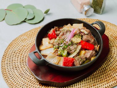 Izgara biftek ve biftek.