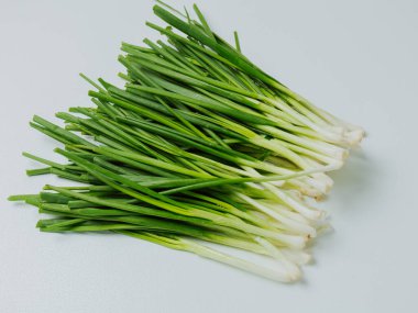 Masada bir sürü taze soğan var.