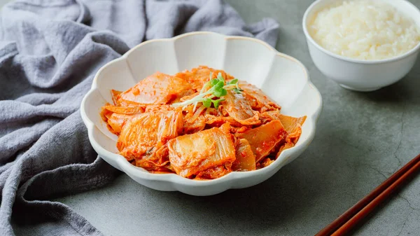 Dobrze Sfermentowane Kimchi Smażone Posiekaną Zieloną Cebulą Czosnkiem Patelni Nasmarowanej — Zdjęcie stockowe