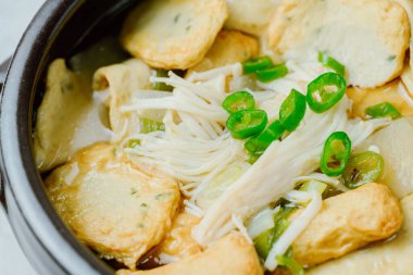 Omukguk, Fishcake Çorbası: Kaynayan balık köftesi ve soya soslu turptan yapılan bu yemek, Kore 'nin en popüler aperatiflerinden biri olan baharatlı tteokbokki ile birlikte tatlı bir lezzetle karakterize edilir.