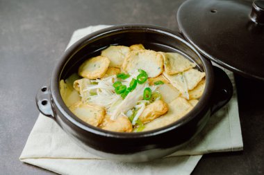 Omukguk, Fishcake Çorbası: Kaynayan balık köftesi ve soya soslu turptan yapılan bu yemek, Kore 'nin en popüler aperatiflerinden biri olan baharatlı tteokbokki ile birlikte tatlı bir lezzetle karakterize edilir.