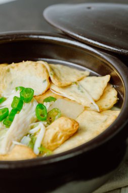 Omukguk, Fishcake Çorbası: Kaynayan balık köftesi ve soya soslu turptan yapılan bu yemek, Kore 'nin en popüler aperatiflerinden biri olan baharatlı tteokbokki ile birlikte tatlı bir lezzetle karakterize edilir.