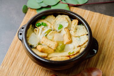 Omukguk, Fishcake Çorbası: Kaynayan balık köftesi ve soya soslu turptan yapılan bu yemek, Kore 'nin en popüler aperatiflerinden biri olan baharatlı tteokbokki ile birlikte tatlı bir lezzetle karakterize edilir.