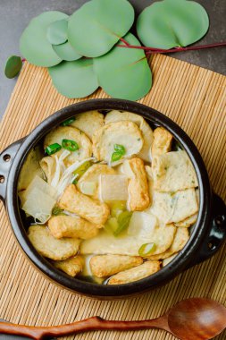 Omukguk, Fishcake Çorbası: Kaynayan balık köftesi ve soya soslu turptan yapılan bu yemek, Kore 'nin en popüler aperatiflerinden biri olan baharatlı tteokbokki ile birlikte tatlı bir lezzetle karakterize edilir.