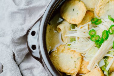 Omukguk, Fishcake Çorbası: Kaynayan balık köftesi ve soya soslu turptan yapılan bu yemek, Kore 'nin en popüler aperatiflerinden biri olan baharatlı tteokbokki ile birlikte tatlı bir lezzetle karakterize edilir.