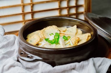 Omukguk, Fishcake Çorbası: Kaynayan balık köftesi ve soya soslu turptan yapılan bu yemek, Kore 'nin en popüler aperatiflerinden biri olan baharatlı tteokbokki ile birlikte tatlı bir lezzetle karakterize edilir.