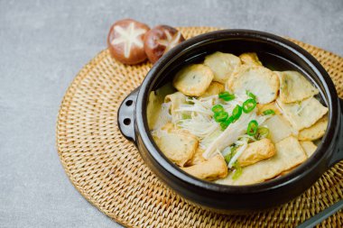 Omukguk, Fishcake Çorbası: Kaynayan balık köftesi ve soya soslu turptan yapılan bu yemek, Kore 'nin en popüler aperatiflerinden biri olan baharatlı tteokbokki ile birlikte tatlı bir lezzetle karakterize edilir.