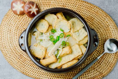 Omukguk, Fishcake Çorbası: Kaynayan balık köftesi ve soya soslu turptan yapılan bu yemek, Kore 'nin en popüler aperatiflerinden biri olan baharatlı tteokbokki ile birlikte tatlı bir lezzetle karakterize edilir.