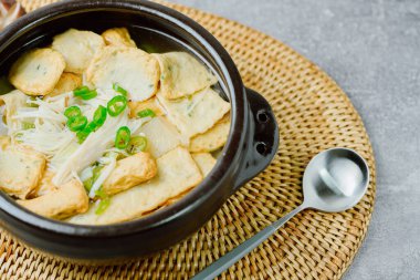 Omukguk, Fishcake Çorbası: Kaynayan balık köftesi ve soya soslu turptan yapılan bu yemek, Kore 'nin en popüler aperatiflerinden biri olan baharatlı tteokbokki ile birlikte tatlı bir lezzetle karakterize edilir.