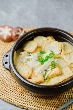 Omukguk, Fishcake Çorbası: Kaynayan balık köftesi ve soya soslu turptan yapılan bu yemek, Kore 'nin en popüler aperatiflerinden biri olan baharatlı tteokbokki ile birlikte tatlı bir lezzetle karakterize edilir.