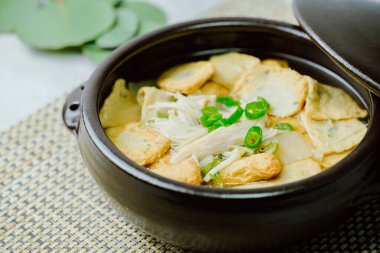 Omukguk, Fishcake Çorbası: Kaynayan balık köftesi ve soya soslu turptan yapılan bu yemek, Kore 'nin en popüler aperatiflerinden biri olan baharatlı tteokbokki ile birlikte tatlı bir lezzetle karakterize edilir.