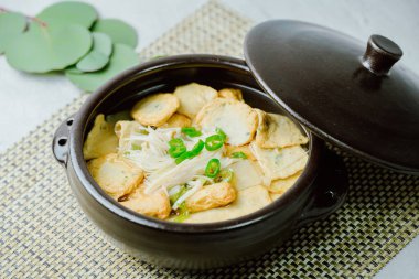 Omukguk, Fishcake Çorbası: Kaynayan balık köftesi ve soya soslu turptan yapılan bu yemek, Kore 'nin en popüler aperatiflerinden biri olan baharatlı tteokbokki ile birlikte tatlı bir lezzetle karakterize edilir.