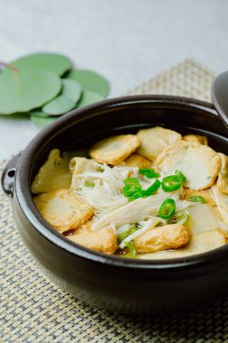 Omukguk, Fishcake Çorbası: Kaynayan balık köftesi ve soya soslu turptan yapılan bu yemek, Kore 'nin en popüler aperatiflerinden biri olan baharatlı tteokbokki ile birlikte tatlı bir lezzetle karakterize edilir.