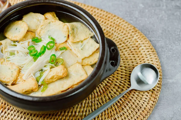 Omukguk, Fishcake Çorbası: Kaynayan balık köftesi ve soya soslu turptan yapılan bu yemek, Kore 'nin en popüler aperatiflerinden biri olan baharatlı tteokbokki ile birlikte tatlı bir lezzetle karakterize edilir.