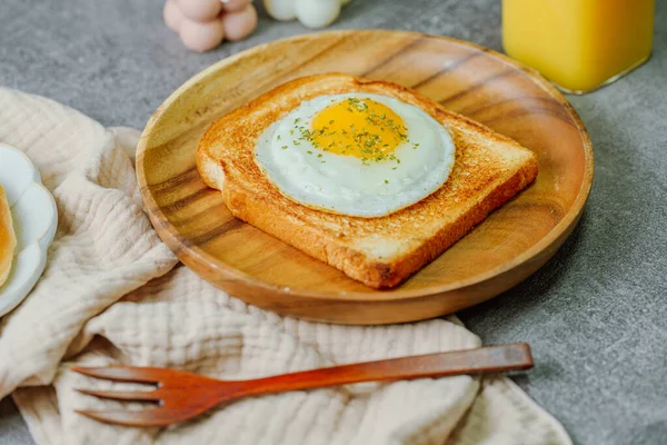 Τηγανητό Αυγό Τραγανό Τοστ Τροφίμων Στο Πιάτο Ξύλο — Φωτογραφία Αρχείου