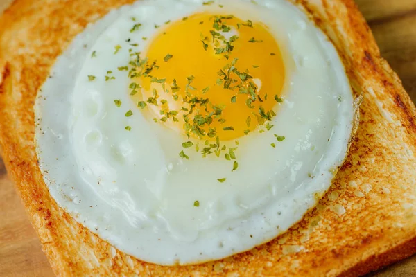 Τηγανητό Αυγό Τραγανό Τοστ Τροφίμων Στο Πιάτο Ξύλο — Φωτογραφία Αρχείου